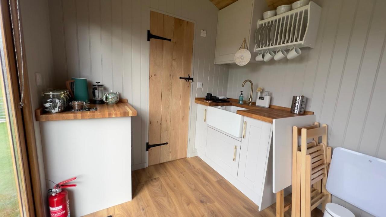 Shepherds Hut At Cedar Gables Lamberhurst Exterior foto